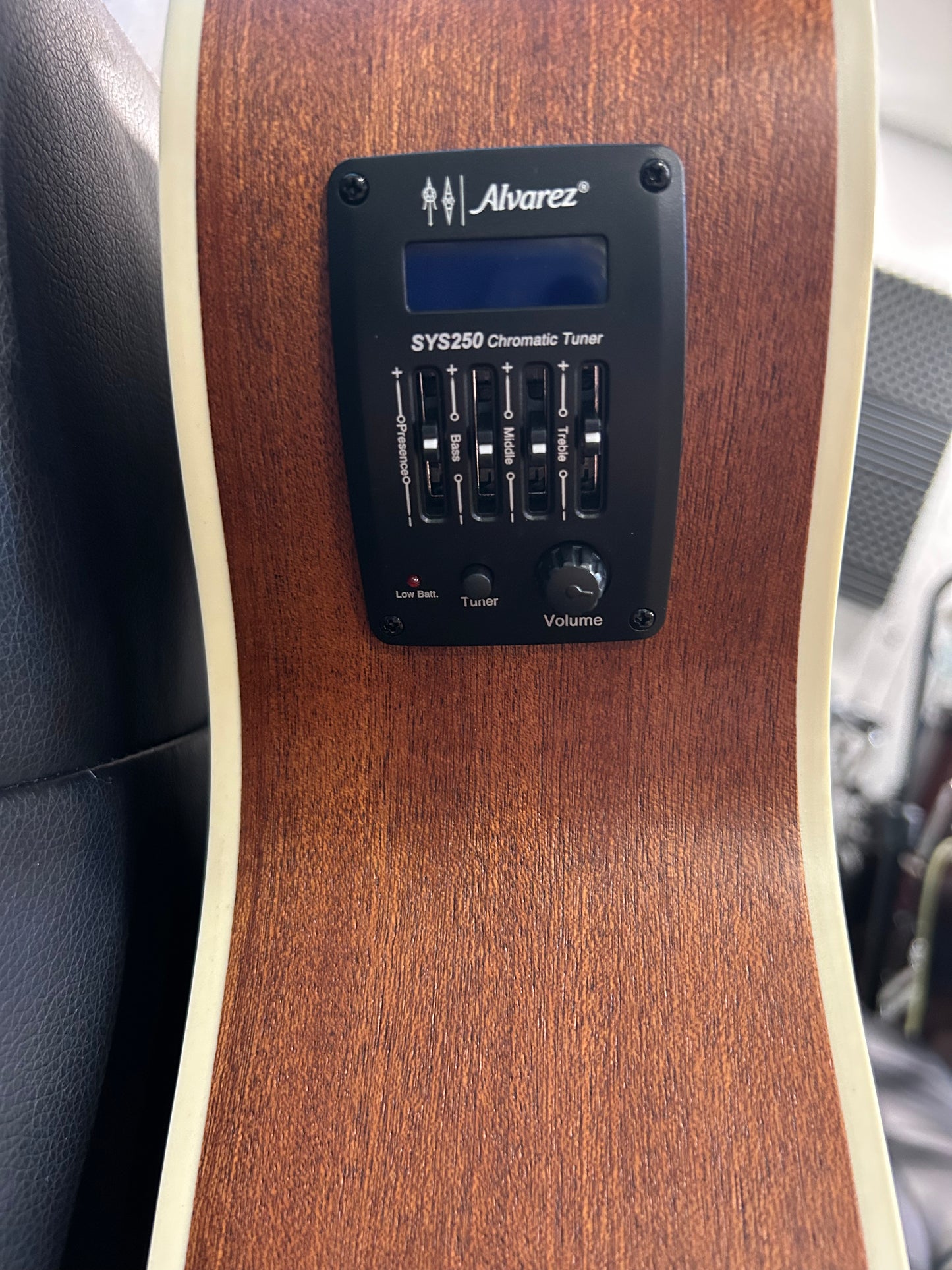 Alvarez Regent Folk/OM Acoustic Electric w/cutaway and Deluxe Gig RF26CESB