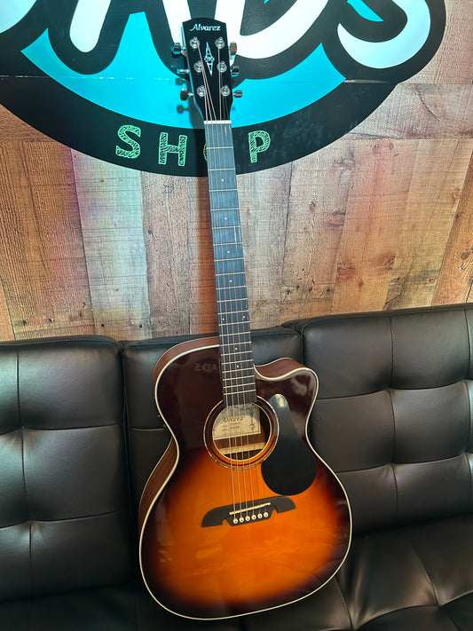 Alvarez Regent Folk/OM Acoustic Electric w/cutaway and Deluxe Gig RF26CESB