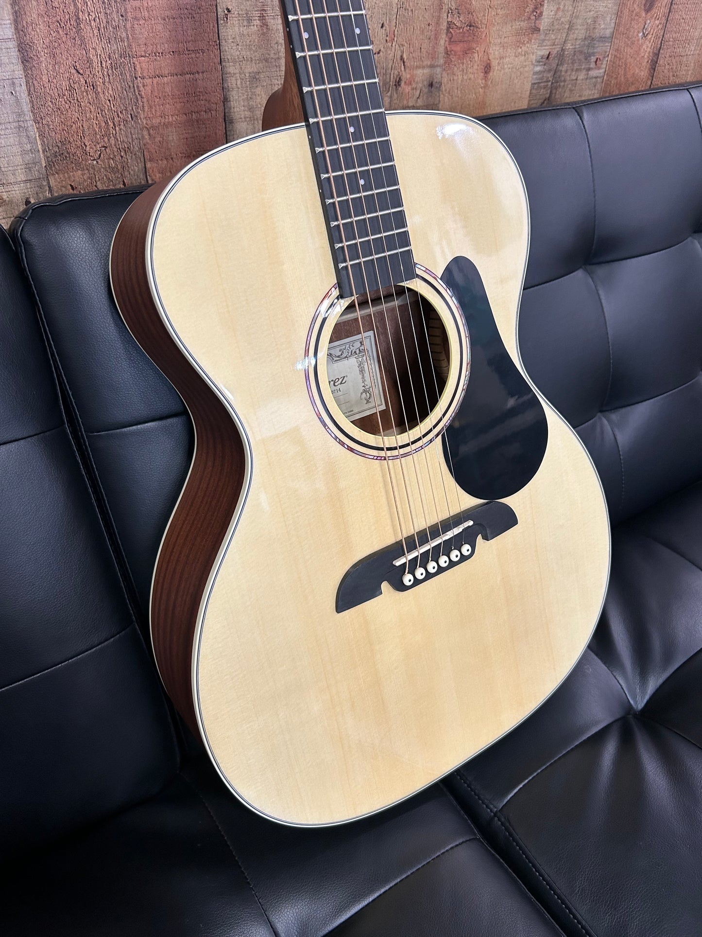 Alvarez Regent OM/Folk RF26